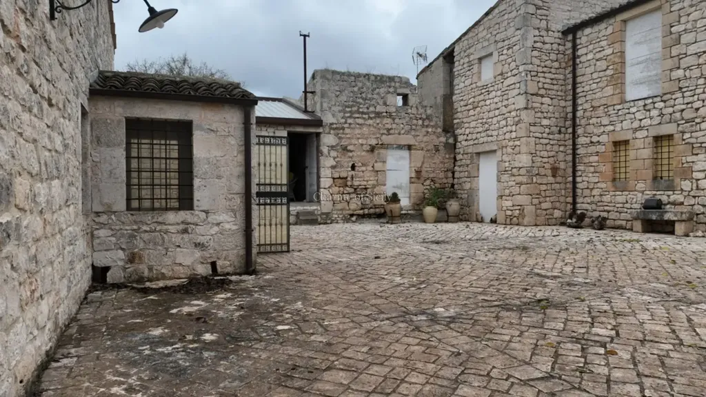 Garden - Historic Stone Villa with Garden in Modica