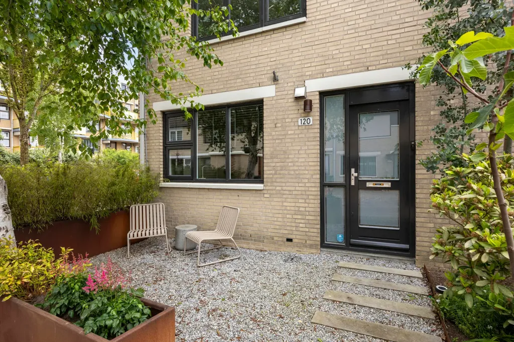 Aed - Spacious End-Terrace House with Garden in Capelle