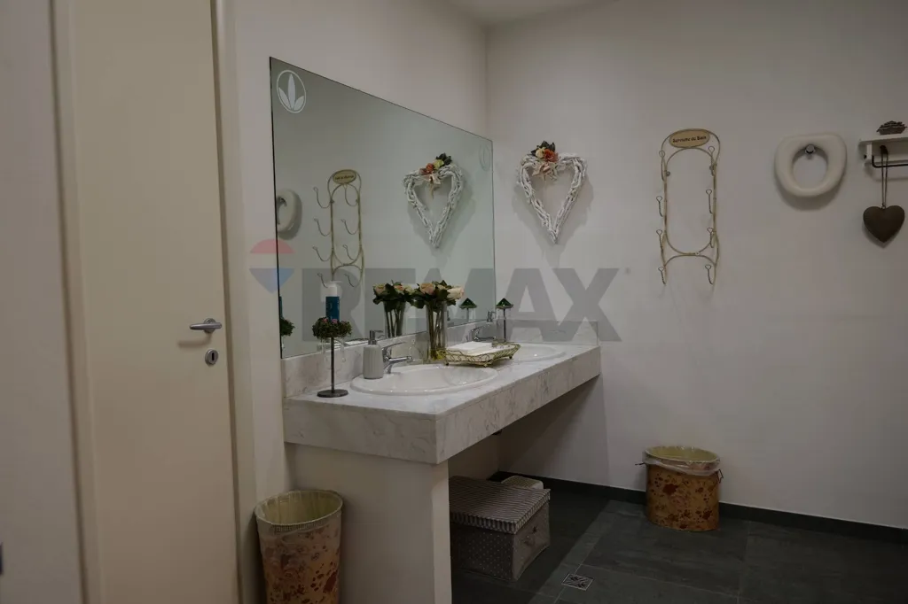 Bathrooms - Professional Space with Parking in Rovereta