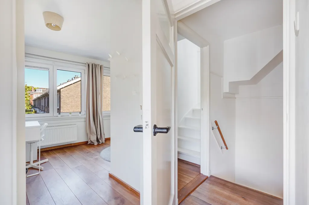 Esik - Light-Filled Corner House in Den Haag