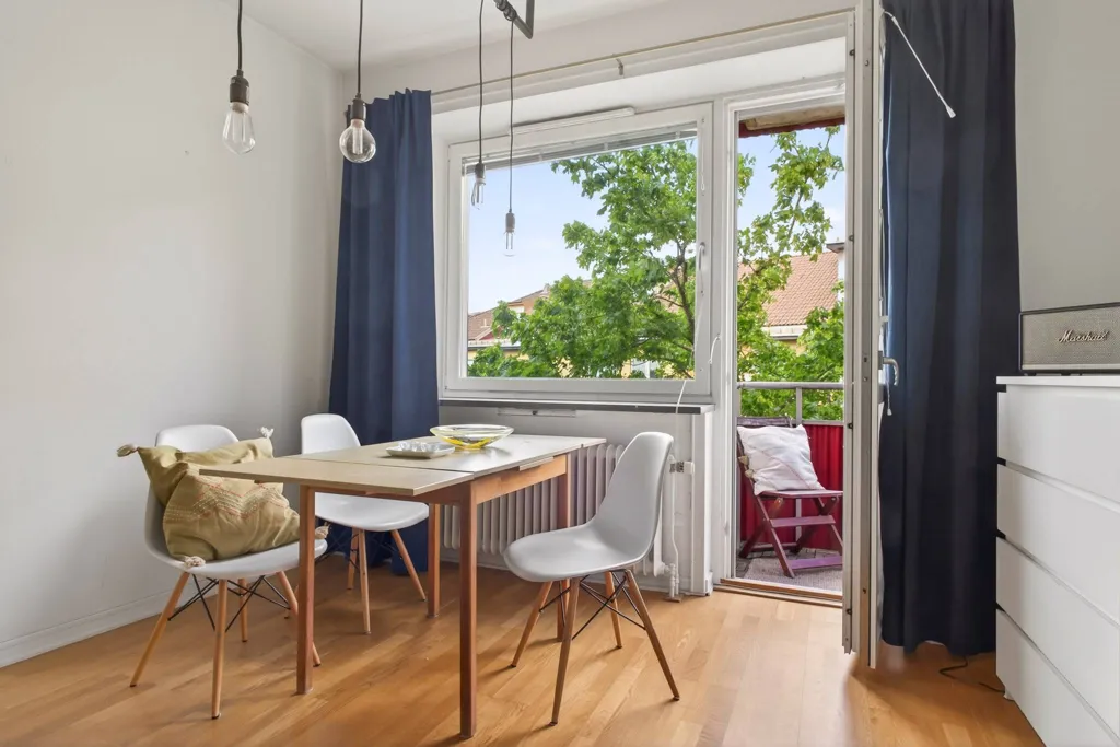 Söögituba - Spacious Two-Bedroom Flat with Balcony in High Location