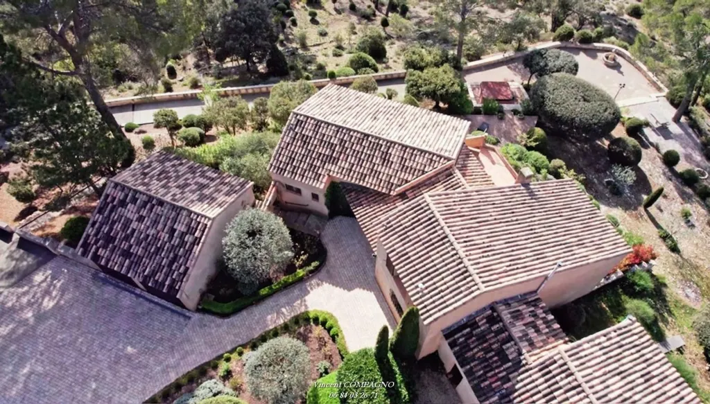 Vue aérienne - Villa pied dans l'eau avec port privé près du lac d'Esparron