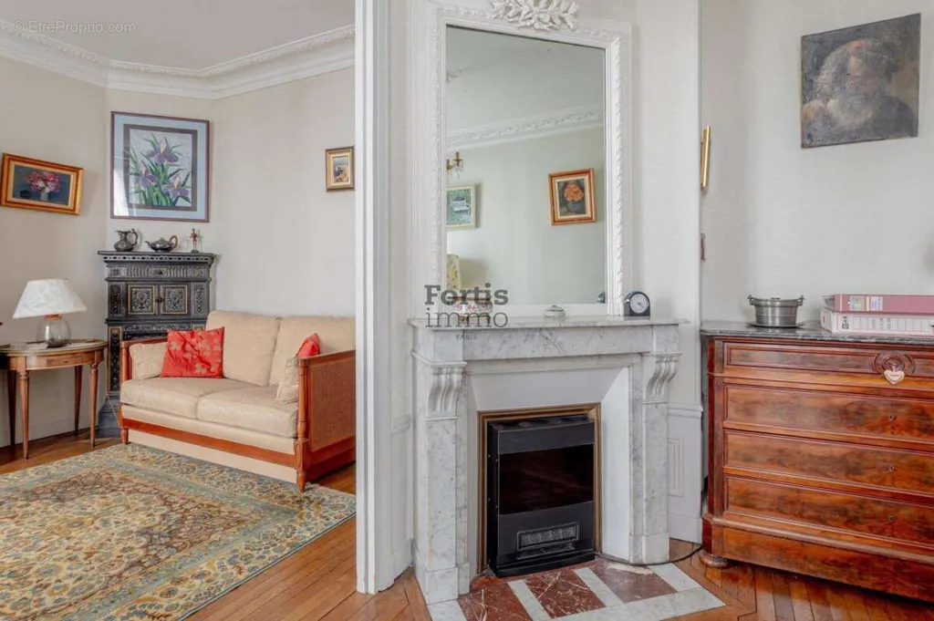 3-toaline maja asukohas Paris-13e
