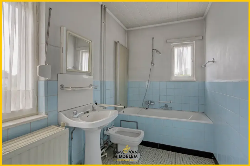 Bathrooms - Renovatable House with Garden in Ternat