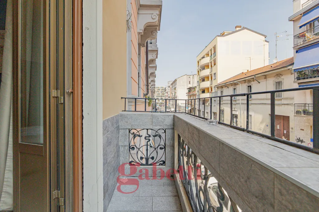Balcone - Appartamento con terrazzino in stabile d'epoca a Milano