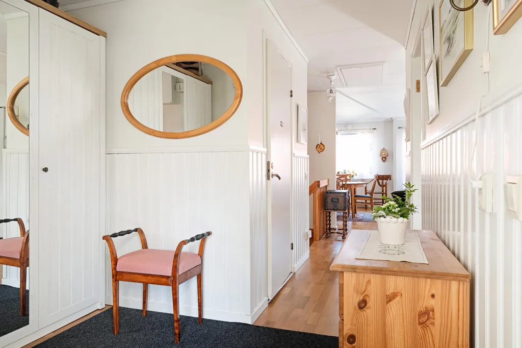 Esik - Terraced House with Private Balcony in Bankeryd