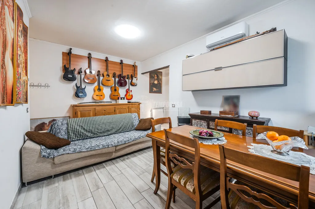 Séjour - Rustic Bilocale with Balcony in Correggio