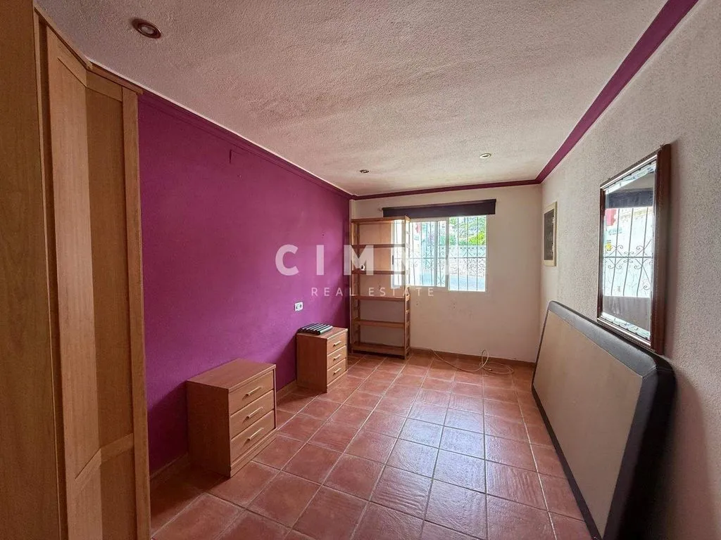 Magamistoad - Five-Bedroom Chalet with Large Plot in La Nucía