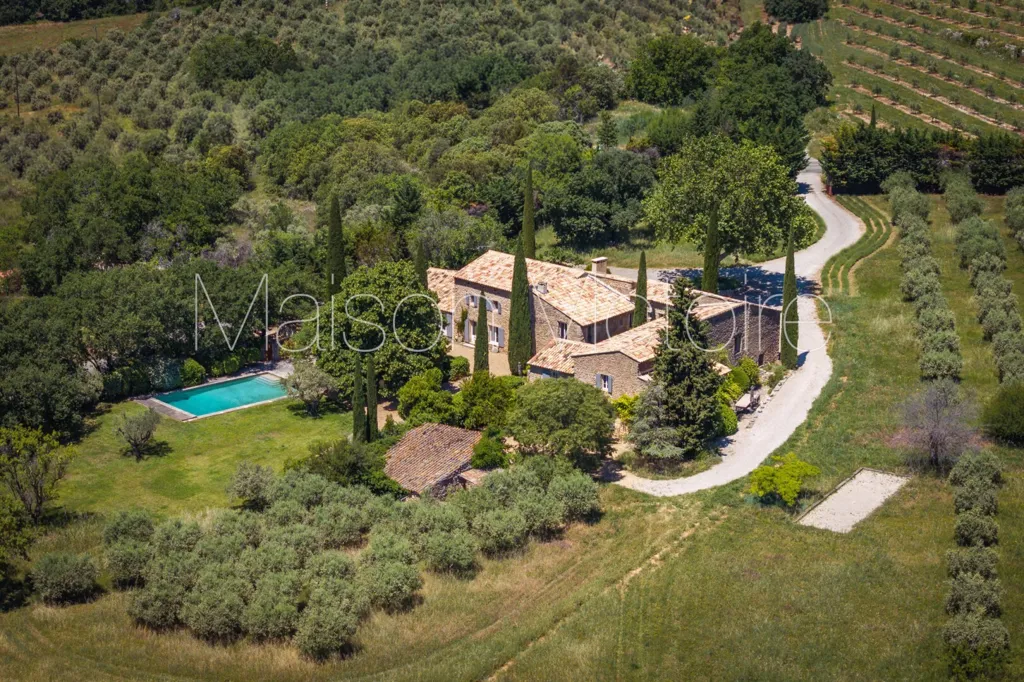 Vue aérienne - Ferme en pierre avec dépendances près de Gordes