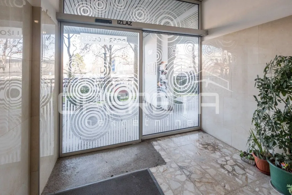 Esik - Three-bedroom Apartment with Central Heating in Zagreb