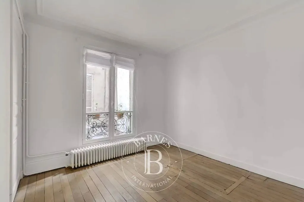 Rooms - 3-Piece Parisian Flat with Courtyard View