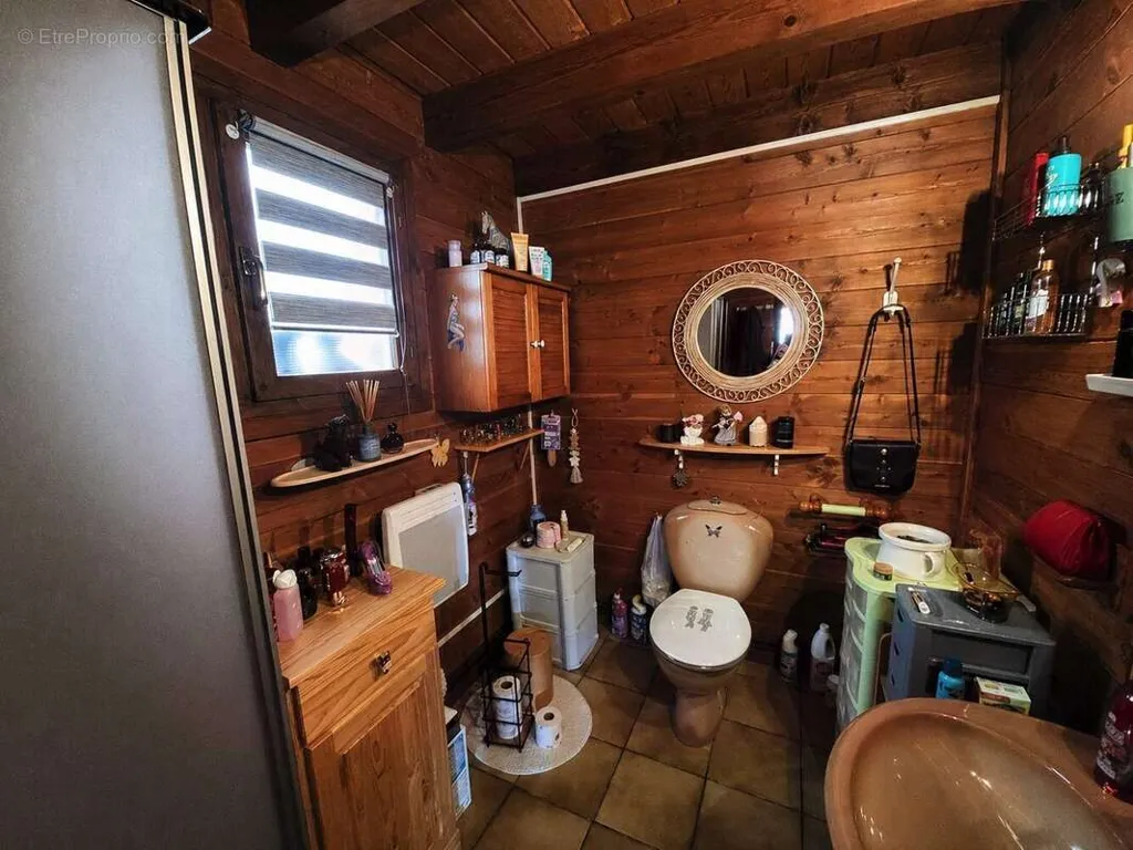 Bathrooms - Quebec-Style Chalet with Pool in Longwy