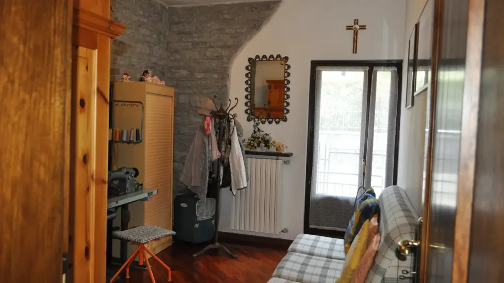 Esik - Three-Bedroom Apartment with Balcony in Bedonia