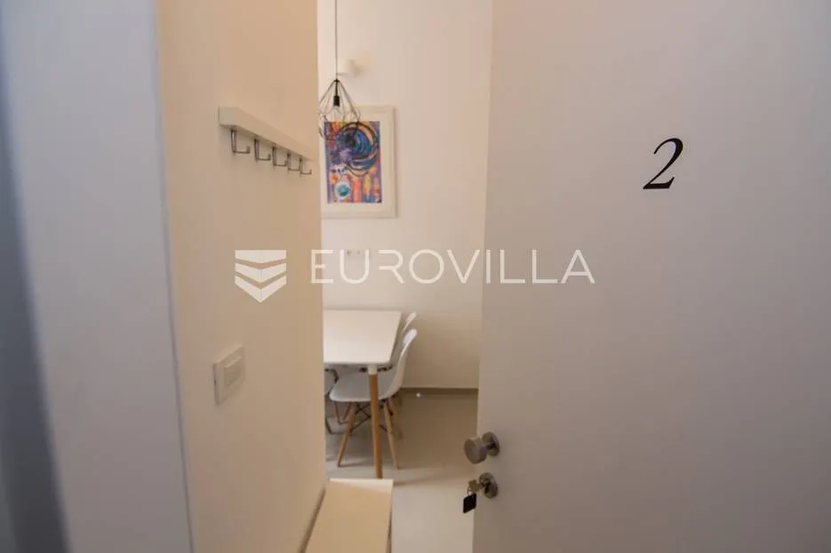 Entrée - Adapted Multi-Unit Apartment in Donji Grad