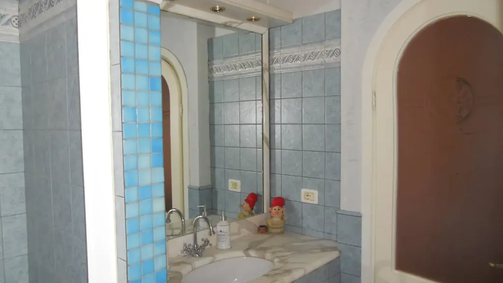 Salles de bain - Rustic Terraced House with Balcony in Montespertoli