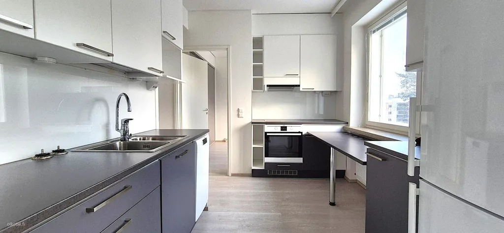 Kitchen - Apartment with Balcony in Munkkiniemi, Helsinki