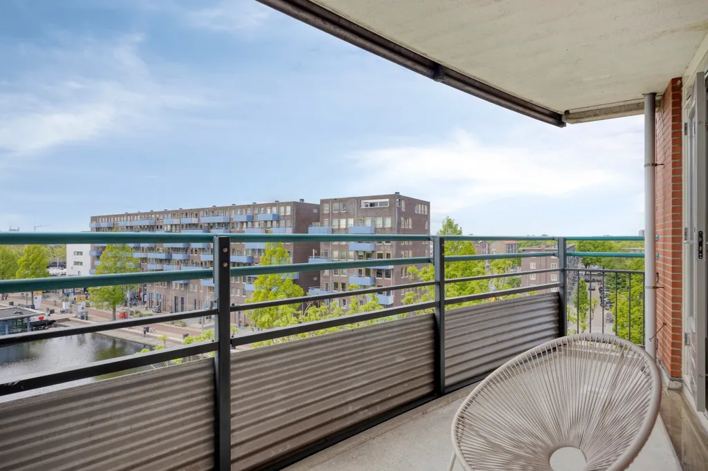 Balcon - 4-Bedroom Gallery Flat with Balcony in Green Area