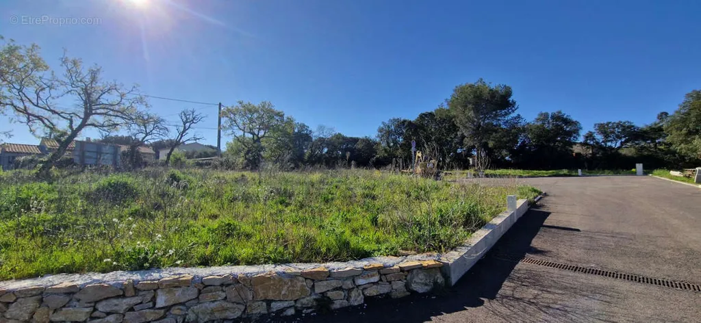 Aed - Buildable Plot with Garden in Bollène
