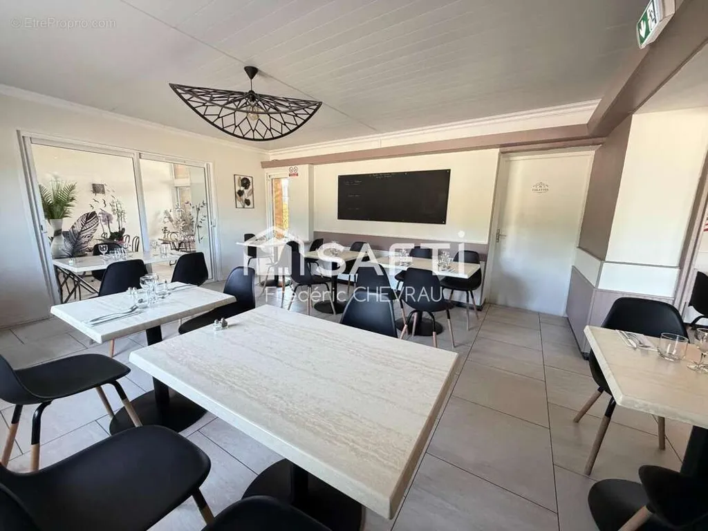 Salle à manger - Fonds de Commerce de Restaurant avec Terrasse à Saint-Cyr-sur-Menthon