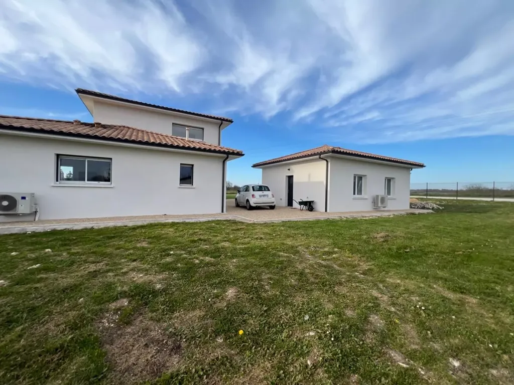 Extérieur - Maison Contemporaine avec Prestations Haut de Gamme à Proximité des Commodités