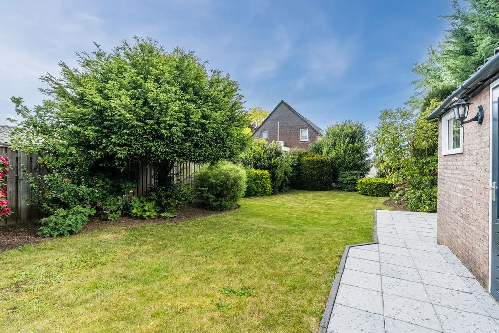 Aed - 2-Under-1-Cap House with Garden in Swolgen