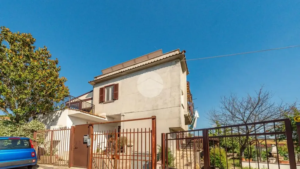 Välivaade - Rusticated Triplex with Balcony in Frascati
