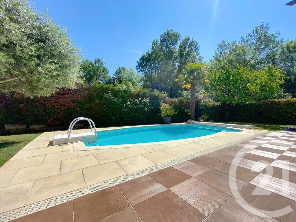 Piscine - Villa de Plain-Pied avec Piscine à Breuil-Magné