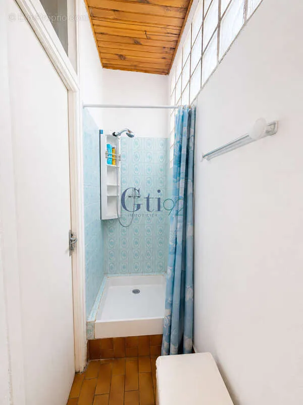 Bathrooms - Studio in Green Setting near Clamart Wood