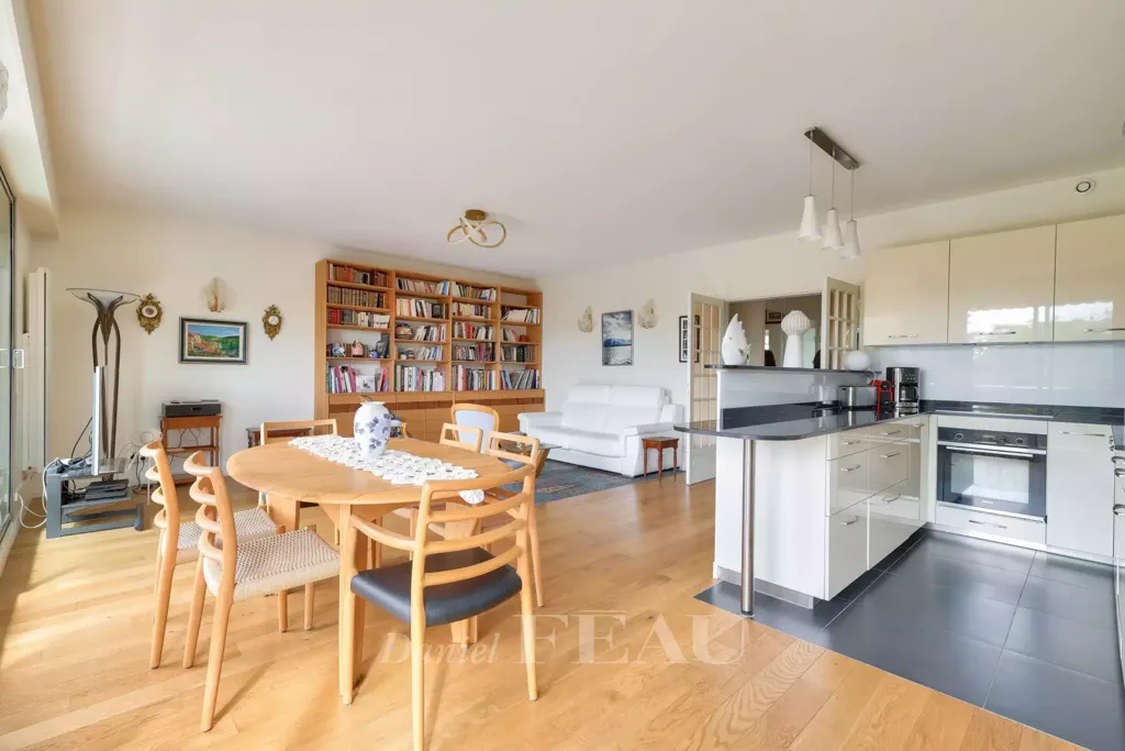 Dining Room - 2-Bed Apartment with Balconies in Daumesnil