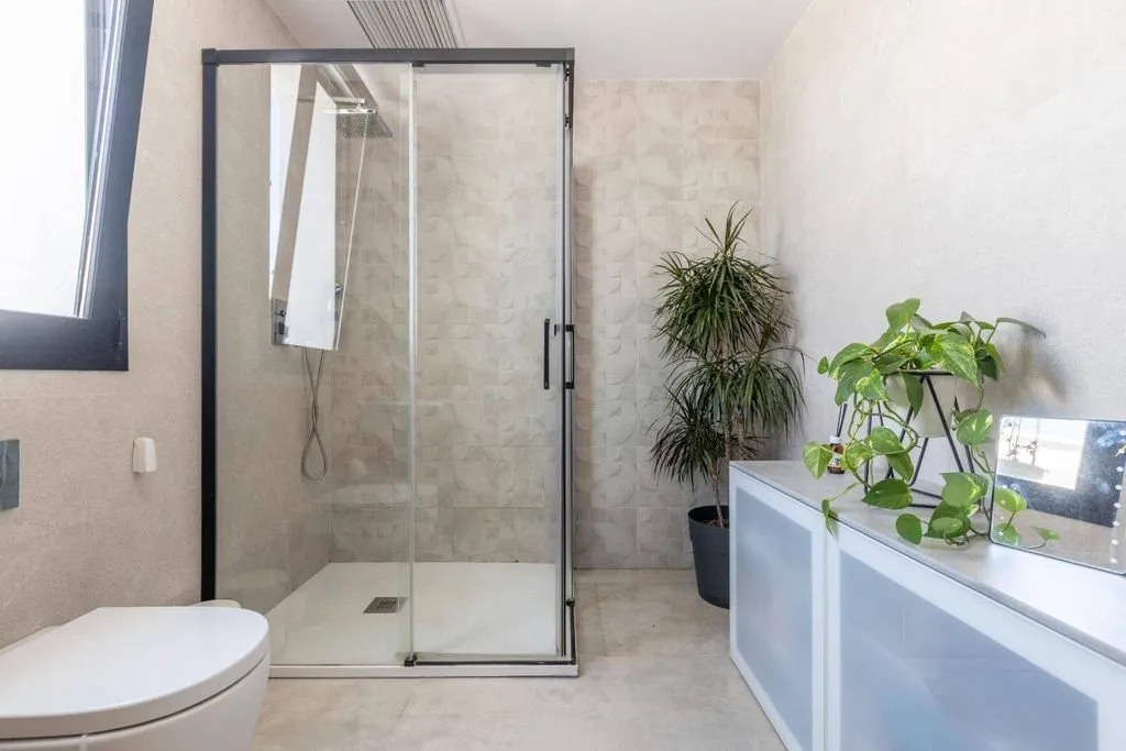 Bathrooms - Detached House with Pool in Guadacorte, Andalusia