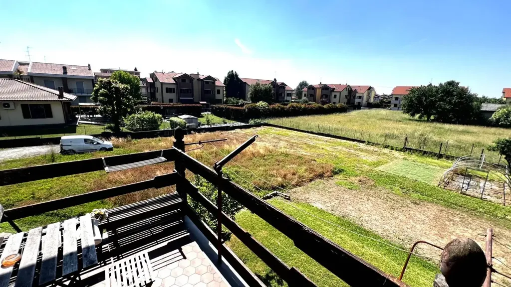 Rõdu - Villa with Edificabile Potential in Bernareggio