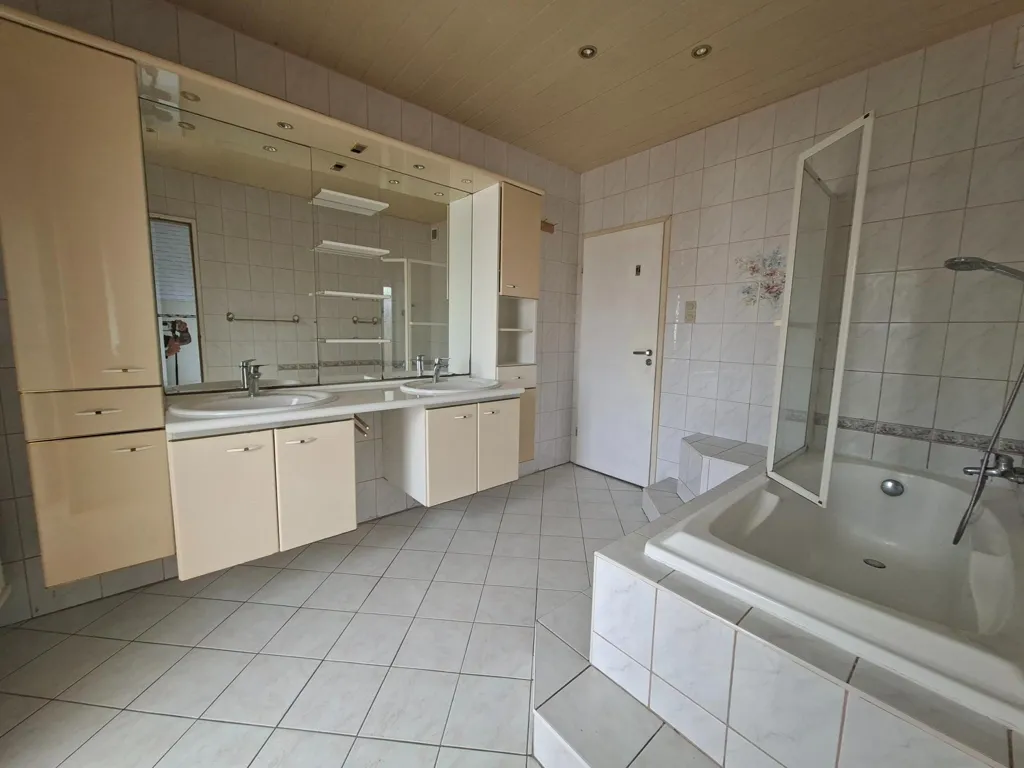 Salles de bain - Maison avec Terrasse et Jardin en Centre-Ville de Stiring Wendel
