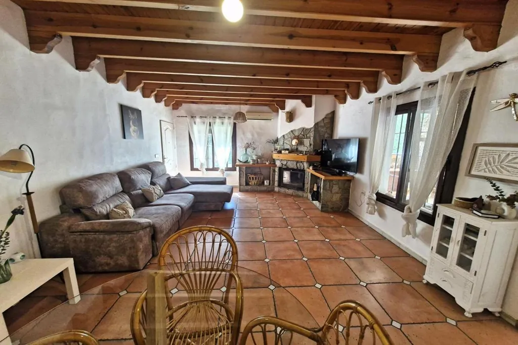 Elutuba - Riverside Finca with Terrace in Coín
