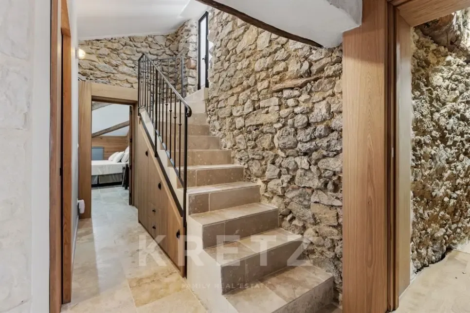 Esik - Rustic Estate with 3 Gites in Pierrevert