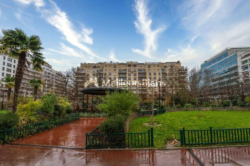 Bright & Spacious T2 with Terrace in Levallois-Perret