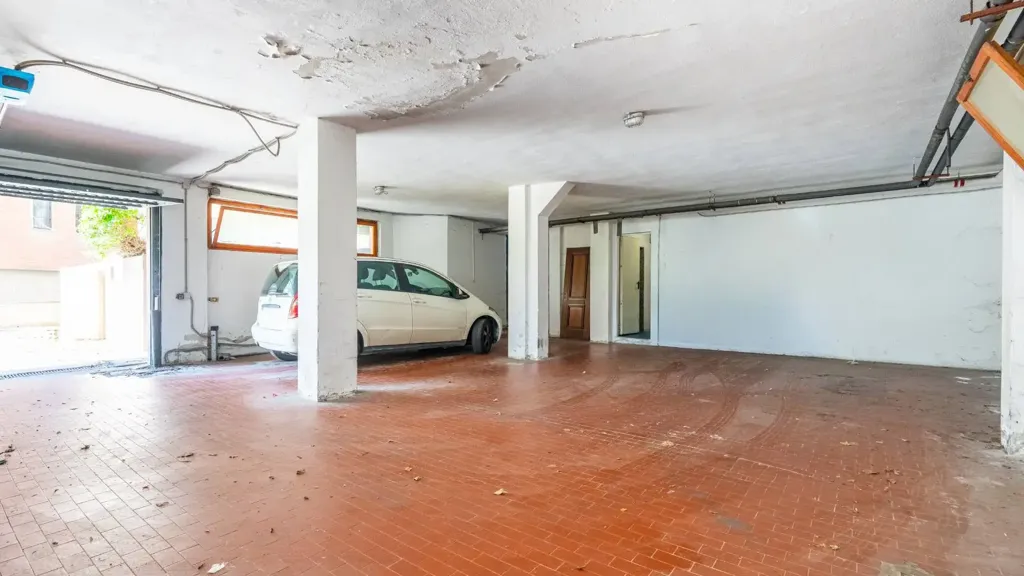 Garage - Quadrilocale with Balcony in Cagliari