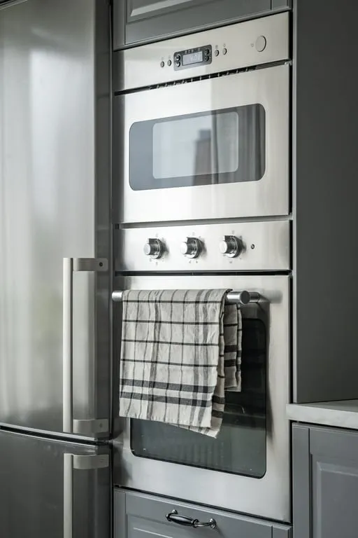 Cuisine - Modernised Flat with Glass Balcony in Central Location