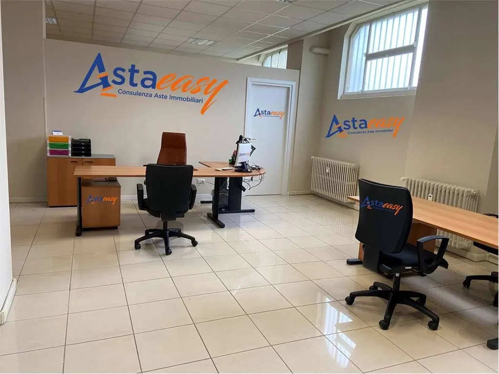 Kabinet - Three-Bedroom Auction Property with Balcony in Mulazzano