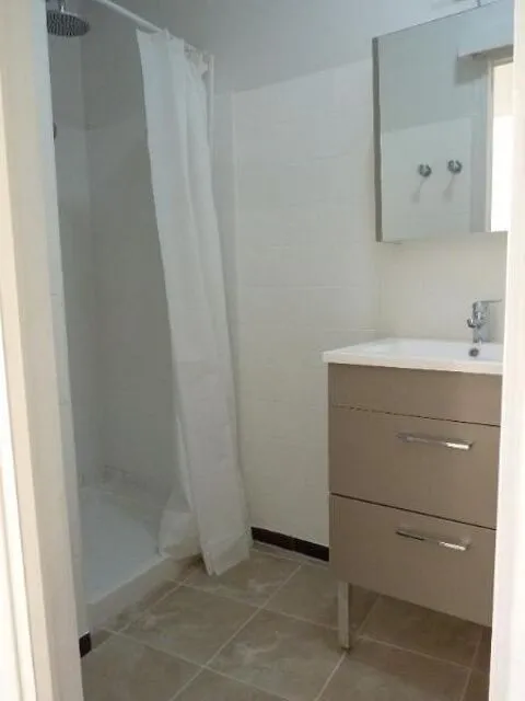 Vannitoad - Two-Room Flat in Central Saint-Laurent-de-la-Salanque