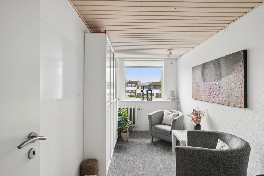 Entrée - 1960s Brick Row House in Aalborg SØ