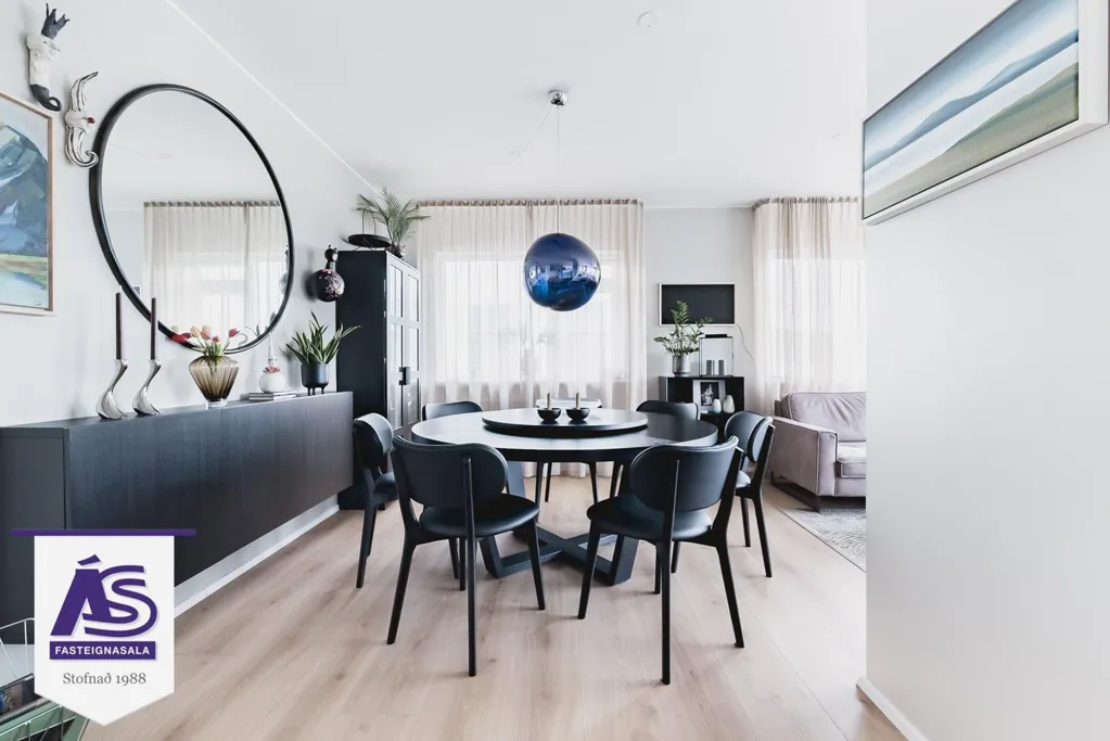 Sala da pranzo - Newly Built Duplex with Garden in Skarðshlíð