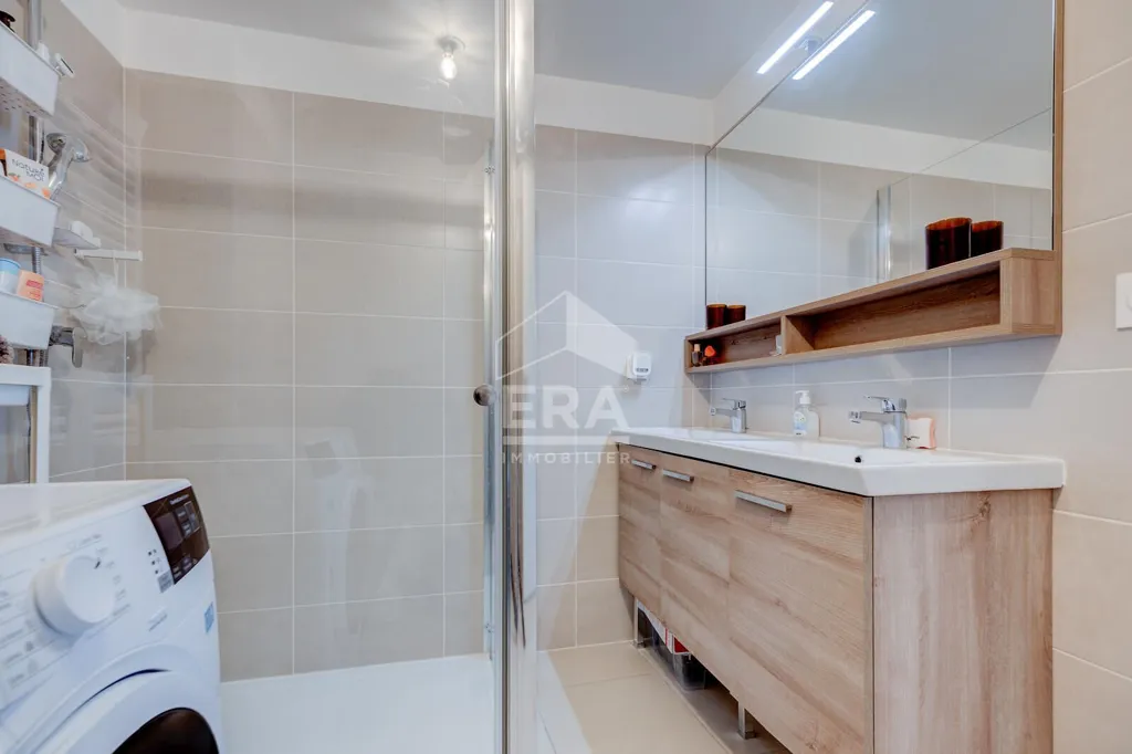 Bathrooms - 4-Piece Flat with Terrace in Nice Saint-Isidore
