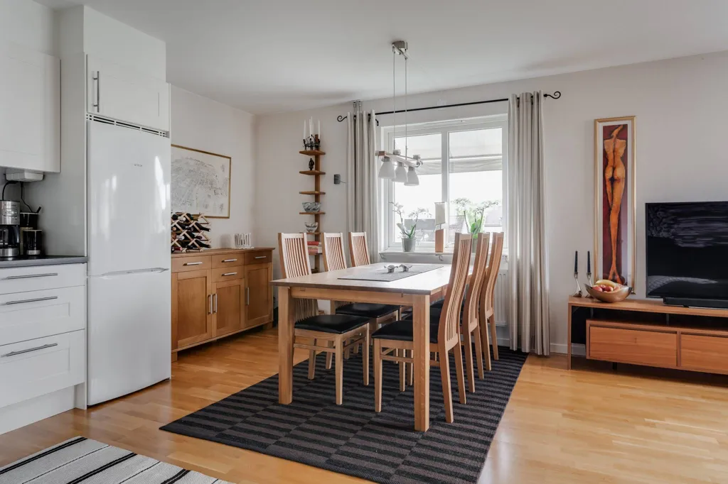 Söögituba - Renovated Three-Bedroom with Balcony in Bergdalen