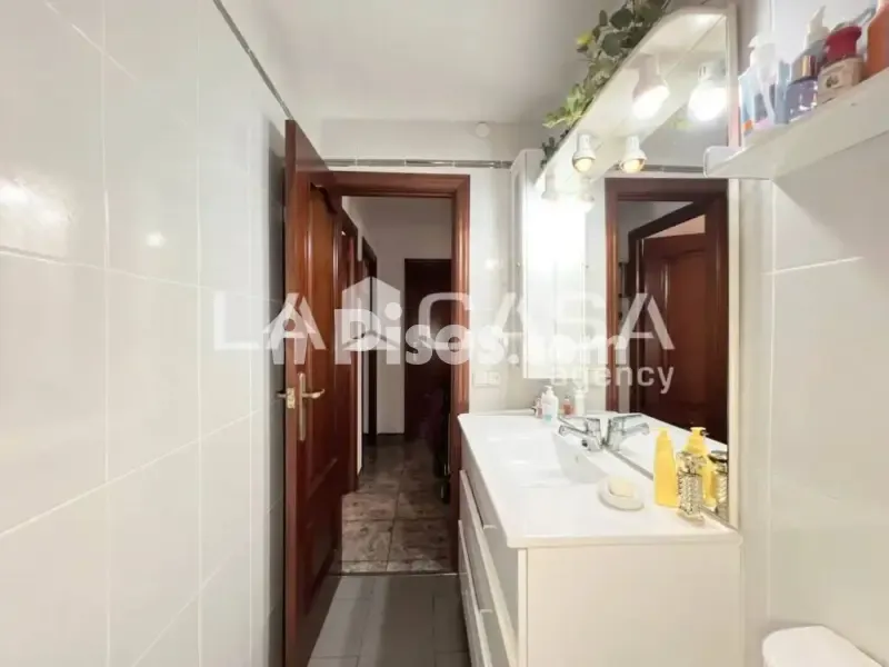 Salles de bain - Flat with 3 Bedrooms near Gorg Metro