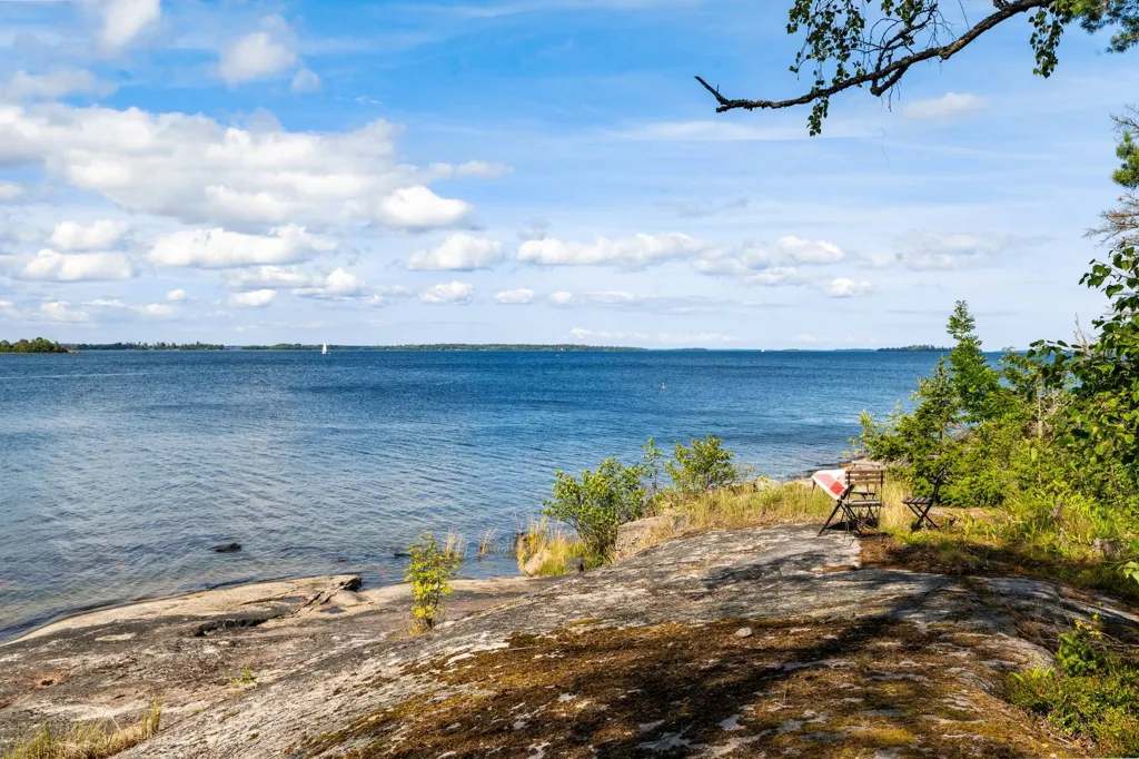 Giardino - House with Seafront Plot on Blidö
