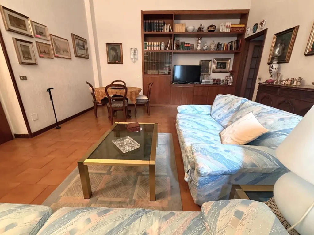 Soggiorno - Two-Bedroom Apartment with Balcony in Milan