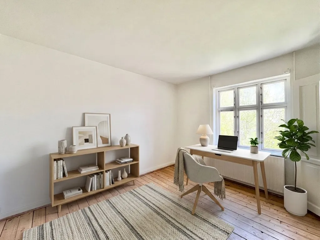 Bureau - 4-Bedroom Apartment with Central Location in Aalborg