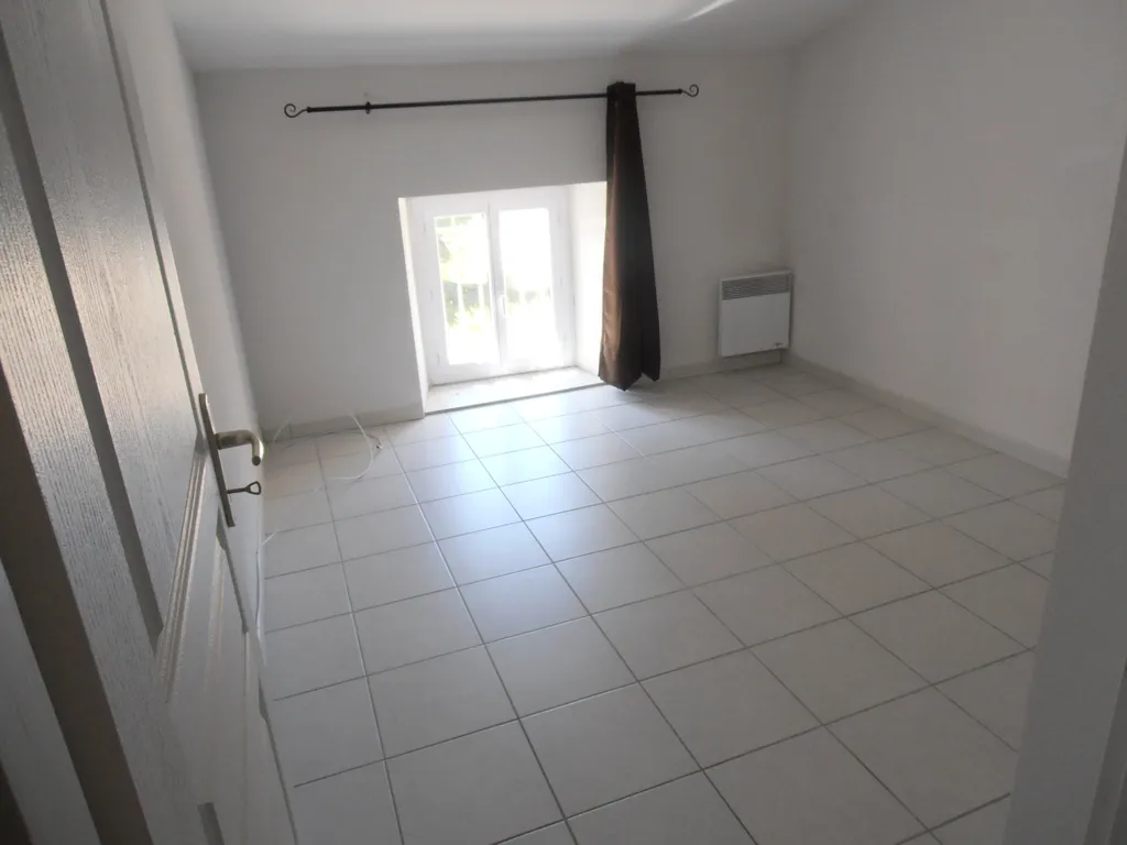 Pièces - Appartement Lumineux avec Parking Privé à Proximité des Commerces