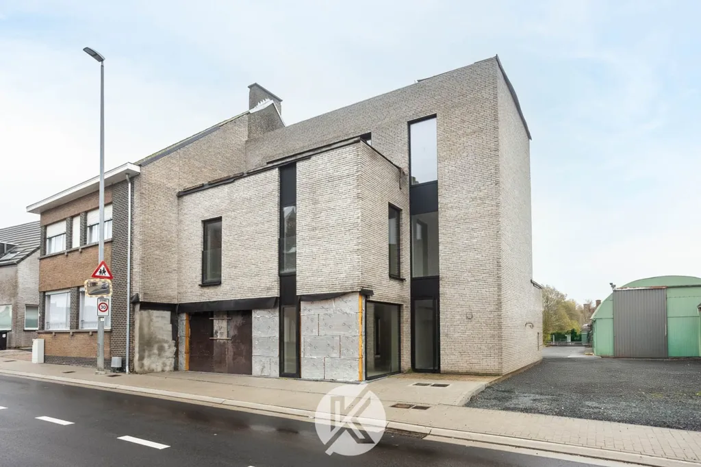Extérieur - Nouvelle Construction avec Terrasse dans un Cadre Rural