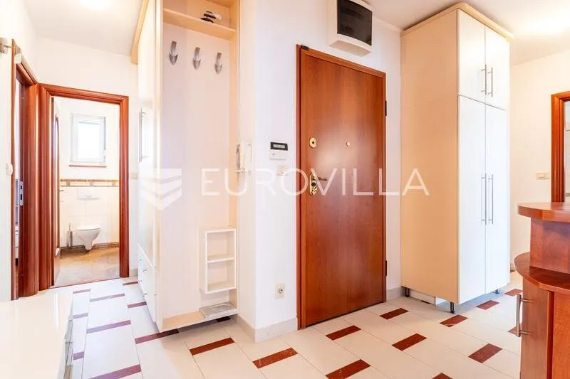 Esik - Spacious 3-Bedroom Apartment with Sea View in Zenta, Split